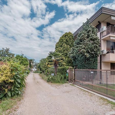 Casa Lugana 10 - Monolocale Con Piscina Direttamente A Lago Apartment Sirmione Luaran gambar