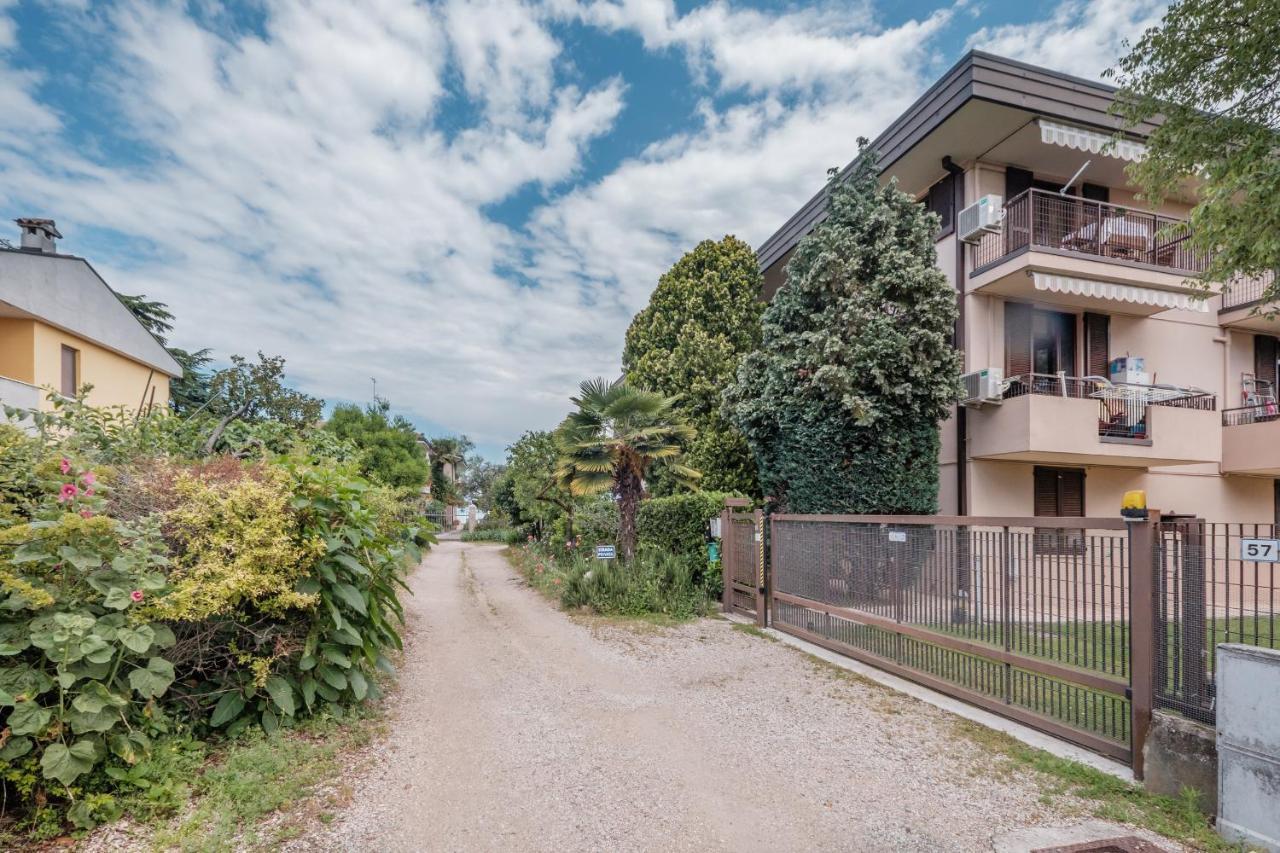 Casa Lugana 10 - Monolocale Con Piscina Direttamente A Lago Apartment Sirmione Luaran gambar